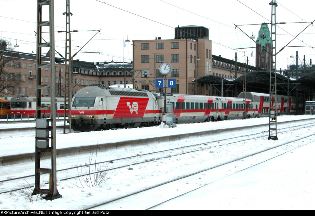 VR Train Led By Sr2 #3235 On Track #6 Departing